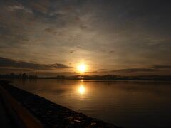2日目の朝です。
昨夕のリベンジで、日の出を狙い 宍道湖畔に、、。
綺麗な朝日を見ることができました。良い天気です。