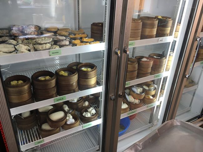 こちらのショーケースから好きなものを選んで調理してもらいます。