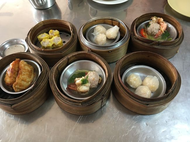 飲茶ももちろん美味しいんですが、こちらのお粥がとても美味😋<br />(写真撮り忘れました)<br /><br />飲茶も追加しσ(^_^;) 朝からかなり満腹です(๑˃̵ᴗ˂̵)<br />飲茶は20バーツ～25バーツ。<br />ラーメン、お粥は40～50バーツ。<br />