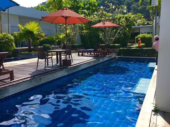 朝からガッツリ飲茶を食べて今日はプールでのんびりと🏊♂<br />プールアクセスは好きな時に冷蔵庫から🍺を持ってこれるし、スマホの充電が切れそうになればすぐに充電出来るし🔌。<br />暑くなれば部屋のクーラーをガンガンに効かせて窓を開けっぱにしたら心地よ～く過ごせるし、プールアクセスはホントやめられません(๑˃̵ᴗ˂̵)<br />いちにち、あっという間です‼<br /><br />今日の夕食はパトンまで行きます。<br />昔はパトンにも泊まってましたが、今はめっきりカタカロンに泊まってるので、毎回いっかいはパトンに行って賑やかな雰囲気を味わいにいきます‼️<br /><br />パトンに向かっている途中、山越えで検問していました！<br />ここはよく検問しているところなんですが、今回、30人程の列をつくって捕まっていましたΣ('◉⌓◉’)<br />ノーヘルの人が片っ端から💦<br />ほぼファランの方でしたがわたし達の前を走っていたタイ人の方も∑(ﾟДﾟ)<br /><br />バイクを乗るときはヘルメット必須です‼