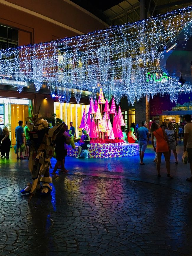 ぷらぷら歩いていると、AISショップがNew Openと垂れ幕発見‼<br />ラッキー👌<br />うちはいつもAISのsimを日本で購入して(今回はAmazonで2.5GB 100バーツ無料通話付き 575円)をルーターに入れて使用してるんですが、今回の旅は10日間なので、AISのsimを延長しないといけなかったんです。<br />早速ショップへ🏃‍♀️<br /><br />5日間1GBを追加してもらいました。<br />お値段は100バーツだったんですが、日本で購入したsimの無料通話分の100バーツが未使用だったのでそちらで支払えました✌️<br /><br />バンコクでもAISショップを利用した事がありますが、どちらのショップも親切に対応していただけます！<br />これで帰国するまで安心ですε-(´∀｀; )<br /><br />パトンに来たら一応ひと周りします。<br />パトンこそ毎回変化に驚かされますね∑(ﾟДﾟ)<br /><br />さぁぼちぼち帰ろうかと思った矢先‼<br />雨☂がパラパラと💦<br />ダッシュで帰るぞ～っと思ってたら山越え辺りで一気にどしゃ降り😱<br />今回の旅、初の☔がこんなタイミングで(>_<)<br />ホテルに着く頃に小雨(^_^;)<br /><br />濡れついでに夜のプールも満喫しました👌