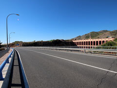 バス停からまっすぐ西へ進み、分かれ道に出たら、道沿いに左（南方面）へ。そして、高架の下を抜け、ロータリーに出たら、右（西方面）へ。

あとは道沿いにアルメリア自動車道 Carretera Nacional N-340を歩いていくと、Aqueduct Eagle (El Acueducto del Aguila）という橋が見えてきます。