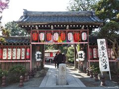 鎌倉　本覚寺　山門

ＪＲ鎌倉駅から徒歩数分にある、駅近の寺です。
