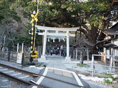 鎌倉　御霊神社の鳥居と江ノ電の踏切

この近くがテレビドラマの舞台で使われたことから
神社の目の前を江ノ電が走ることも知られますね。
