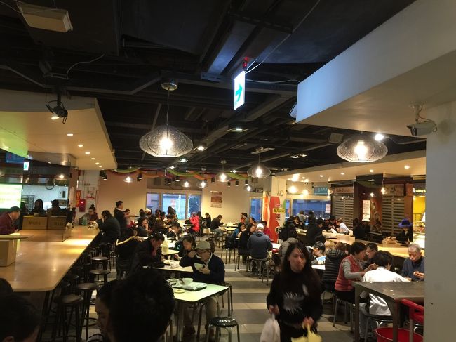 出来るだけ早起きして7時ぐらいに<br />来ました（笑）<br />思ってたよりは並びませんでした。<br />15分ぐらいで店内へ