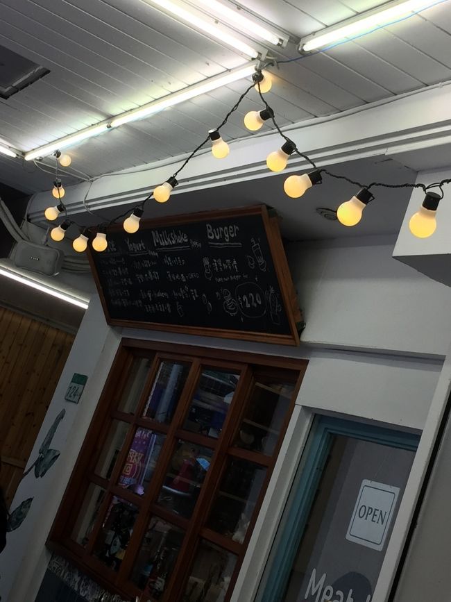 やっとお目当の<br />カフェ「Meat Up」へ<br />1人必ず１つ注文しないとダメ<br />らしく何もいいのが無く<br />おっさんは諦めて帰りました(･･;)