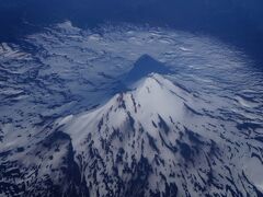 パタゴニアの旅はチリの首都サンチアゴからプンタアレナスへのフライトで始まりました。このフライトはいきなりの旅のハイライトで、アンデス山脈の上空を飛び途中に無数の美しい山々を見ることができます。写真はビジャリカ山 Volcan Villarrica 標高2847m、2015年に噴火したチリ最も活発な活火山のひとつです。