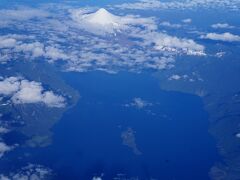 遠くに見えるのがチリの富士山とも呼ばれるオソルノ山 Volcan Osorno 標高2652m、今は休火山です。見えませんが左奥にはプエルトモンの街がある方向です。この辺りでは成層火山の単独峰が多く富士山に似た山は他にも沢山見えました。
