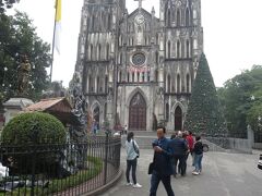 すぐにハノイ大教会に到着。旧市街のランドマーク的存在です。
