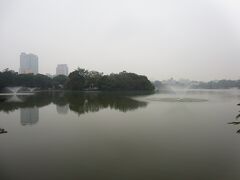 教会から歩いてホアンキエム湖へ。