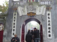 ホアンキエム湖にある玉山祠へ。入場料３万ドン。