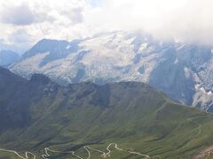 頂上に着いて一番先に見たかったのがマルモダーラ山（3342ｍ）、ドロミテの最高峰で氷河や万年雪が残っている山です。
ところでマルモダーラ山の標高の表記について諸説あることをご存知ですか？
この山の標高を調べたところ、３説あることが分かりました。
　①　Wikipedia・・・３３４４ｍ
　②　イタリア政府観光局およびイタリアの地図・・・３３４２ｍ
　③　ガイドブック「地球の歩き方」および多くの旅行記投稿者・・・３３４３ｍ
　④　グーグルマップ　標高の記入無し

標高には3種類の記述があり、どれが正解なのか分かりません。グーグルマップに標高が記入されていないのは、どれが正しいのか自信がないためでしょうか。
旅行記に②が多く採用されているのは「地○の歩き方」の内容が正しいと思い込んで作成しているからでしょう。
「地○の歩き方」は博物館などの開いている時間や観光地の紹介など随所に誤りがあります。マルモダーラ山の標高についても単に印刷の誤りなのかもしれません。
私はイタリア政府観光局やイタリアの地図で採用されている3342メートルの方がが正しいと思い、こちらで表示しました。
