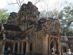 次に向かったのは、密林に眠るタ・プロム寺院。
創建１１８６年。創建時はジャヤバルマン７世が母のために造った仏教僧院であったが、後にヒンドゥー教寺院に改造されたと見られる。
ここは自然の力を明らかにするために、樹木の除去や本格的な石の積み直しなど修復の手を下さないまま据え置かれてきた。