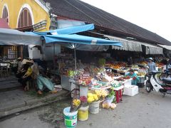 旧市街の東端にあるホイアン市場。