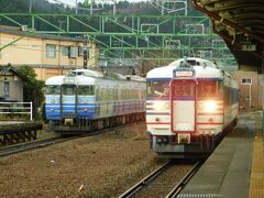 2018.01.01　加茂
ＢＴＳさまの旅行記の中で、蒲原鉄道のもう片方の終着駅だったかも。わずか２分で折り返すのだ。乗ってきた列車とこれから乗る列車が、このタイミングですれ違う（笑）。