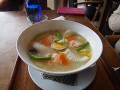 熊本でどうしても食べたかった太平燕（たいぴーえん）です。
春雨に魚介がトッピングされていて、スープは白湯でした。
美味しいです。