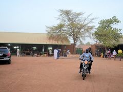 グランモスクの前に立ち寄った場所はフィーメールマーケット。民芸品や革製品を販売しているマーケットだ。