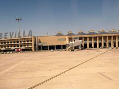 セビリア空港に到着しました。夏のセビリアはとても暑く、日中気温は30℃を遥かに超えていました。