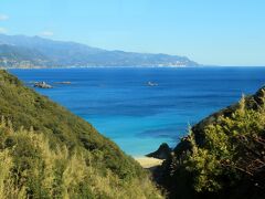 爪木崎バス停手前の九十浜海水浴場。海がとても綺麗です。