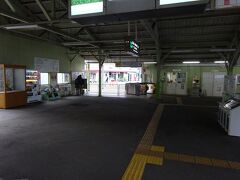 信貴山口駅の構内。
この写真の後ろにケーブルカーのホーム、右側に信貴線のホームがある。
上から見ると「Ｌ」の形をしている駅。