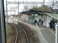 途中にある服部川駅。