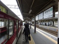 でも、現在はあくまで南大阪線の支線。
道明寺駅の下りホームの先端の切り欠きホームに到着。