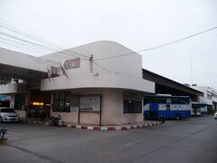 ナコンラチャシマーには2つのバスターミナルがあります。今回選んだホテルに近い
第１バスターミナル（ボーコーソー・カオ）に到着。