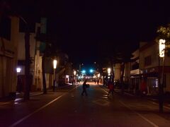 さて、すっかり日も落ちてしまった出雲大社の参道に戻ってまいりました
日中の参拝客で賑わっていた風景とは打って変わり、人通りもなく参道に並ぶお店は何処も閉まっていましたねｗ