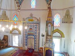 モスク内部
この写真の壁はメッカの方向を向いており、キブラ（Qibla）壁と呼ばれます。中央の彩色された窪みはミフラーブ（Mihrab）で、この壁がキブラ壁であることを示します*)。イスラム教徒はこのキブラ壁に向かってサラート（?alāt、礼拝）を行います。ミフラーブの右の階段が付いた構造物はミンバル（Minbar）で、イマーム（Imām、礼拝の指導者）がフトバ（khu?bah、金曜日の説教）を行う説教壇です。

詳細はhttps://4travel.jp/travelogue/11205754 に記しましたの語興味のある方はご覧ください。
