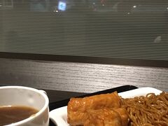 TIATラウンジでスマホ充電。
お腹も満タンにしておきます。