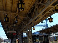 阪急線で嵐山へ。
嵐山駅は渡月橋のふもと近くにあります。
嵐山駅までは、梅田駅から特急に乗り、桂駅で乗り換え約1時間。