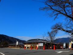 嵐山駅から歩くこと3分くらいにある温泉です。