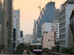 パヤータイ駅でBTSスクムウィト線に乗り換え。2駅乗ってサヤーム駅でBTSシーロム線に乗り換え、2駅乗ってサラデーン駅で下車します（パターヤイからサラデーンまで30バーツ）。