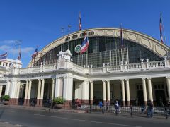 ファラムポーン駅に到着。重厚感のある建物です。