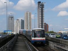 ファラムポーン駅からMRTからBTSに乗り継いでサパーン・タークシン駅へ。