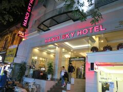 やっとの思いでホテルに着いた。（Booking.comで4,330円）
と思ったらまだ一波乱。オーバーブッキングで他のホテルに移ってくれと言われて、またホテルマンのバイクの後ろに乗せられて夜のハノイの街を移動。