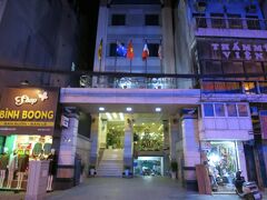 短い間に２度もバイクの後ろに荷物を背負って乗せられた。
新しいホテルはLarosa Hotelと言う１ランク上のいいホテルだった。