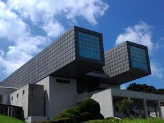 2日目。今日は聖地巡礼！！
小田原情報歴史図書館の「北九州市立美術館」。