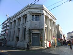 川越商工会議所。もともとは旧武州銀行川越支店だったらしく、パルテノン神殿を思わせるこの建物は、国指定有形文化財でもあるそうです。