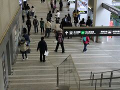 ９：３７発の列車に乗り、約１時間程で台北駅へ到着しました。
改札を出て直ぐの場所で何かの撮影が行われていました。
華流スターはいるかな！？