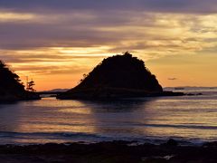 距離を稼がなきゃ、と思いながらも、夕暮れってカメラ向けたくなっちゃいますよね。特に鱚ヶ浦海水浴場から見えた松とか生えた小さな島とか、シルエット的に面白いのはタマランチ会長。

「鱚ヶ浦」なんて読めないよ！と思いましたが、鱚はキスって読むんですね。
キスされたら魚でも喜ぶから鱚、一つ勉強になりました。