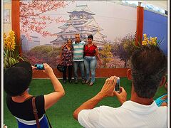 【Atibaia アチバイアという小さな町で日系人が始めたイチゴ祭】

なんと背景は「大阪城」....ブラジル人たちが物珍しげにサインしまくっています。