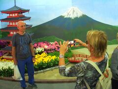 【Atibaia アチバイアという小さな町で日系人が始めたイチゴ祭】

こちらは、富士山と五重塔....実は、最近私も気が付いたのですが、意外に「富士山」を観に行きたい....というブラジル人（サンパウロの人）が多い...んです....。なんでよぉ～？
