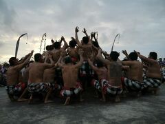 マリンスポーツツアーに付いているULUWATU寺院でのケチャの見学。
ストーリーを説明しながらケチャを演じてくれたので、わかりやすかったです。