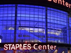 ロサンゼルスに到着した日の夜はSTAPLES CenterでLAKERSの試合観戦。
選手が大きすぎてコートが小さく見えました。
アメリカならではの演出などたくさんあって面白かったです。
