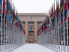 トラムで10分程度、国連ヨーロッパ本部（Palais des Nations）に来ました。この日は内部を見学するツアーが催行されていない曜日なので、門外から外観だけを観光。