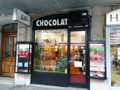 ジュネーブ市街の有名なチョコレート屋さん「ステットラーStettler」を訪問。とっても高いので一番リーズナブルな板チョコをお土産に購入。
https://www.tripadvisor.jp/Attraction_Review-g188057-d1492525-Reviews-Chocolaterie_Stettler-Geneva.html