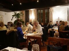 サンピエール大聖堂の西側に100メートル歩いた辺りにあるレストラン「レ ザミュールLes Armures」でチーズフォンデユを。ここはちょっとだけ高級で、客層も観光客が多いですがとても美味しかったです。
