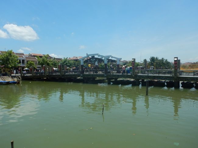 川で釣りをしてるおじさんも居ました