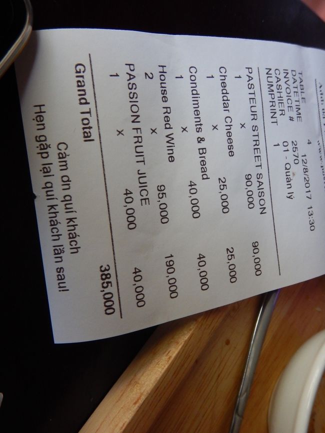 ビール1杯に赤ワイン2杯、ジュースと上のおつまみセットで2000円弱<br />お酒好きの休憩場所にはもってこい☆☆☆<br />ちなみに、ここのトイレも綺麗でした。<br /><br /><br />次に行くならやっぱり夜かなー^_^;